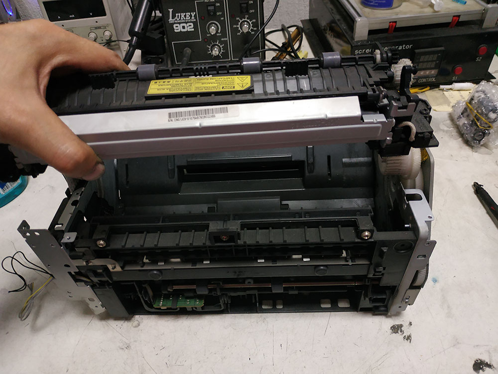 Принтер SCX 3400 разборка. Моторчик на принтере самсунг 4300. Принтер самсунг захватывает 2 листа. SCX 3400 замена ролика захвата.
